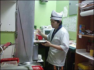 웨스트 밴쿠버의 한 일식집에서 주방일을 하는 김모군(27).