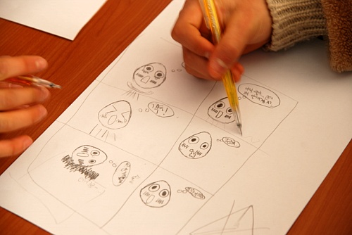 구조물 대신 만화를 그리는 강효정(5학년) 학생.