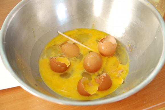 '달걀 구출하기' 시간에 실험도 못해보고 깨진 달걀들.