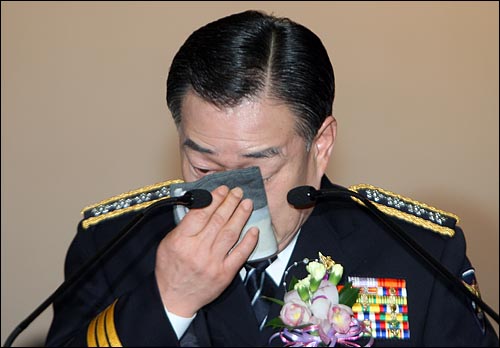 어청수 경찰청장이 지난 1월 29일 경찰청 대강당에서 열린 퇴임식에서 눈물을 닦고 있다.