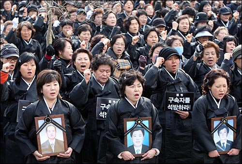 전국철거민연합, 전국노점상총연합 등 빈민단체 회원들이 31일 오후 서울역 광장에서 열린 '용산철거민 살인만행 이병박정권 퇴진, 빈민탄압중단, 민중생존권 쟁취 빈민대회'에서 상복을 입고 용산 철거민참사 진상규명과 책임자 처벌을 요구하며 구호를 외치고 있다.