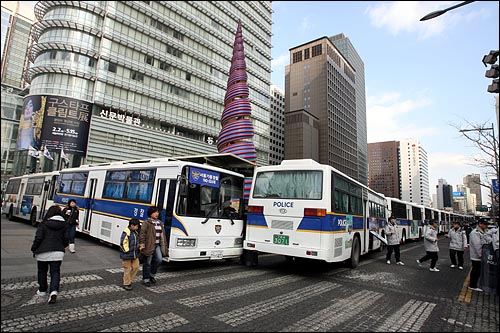 31일 오후 '용산 철거민 살인진압 규탄 제2차 범국민대회'가 열릴 예정인 서울 청계광장을 경찰이 버스로 에워싸고, 광장에 병력을 배치해서 원천봉쇄하고 있다.