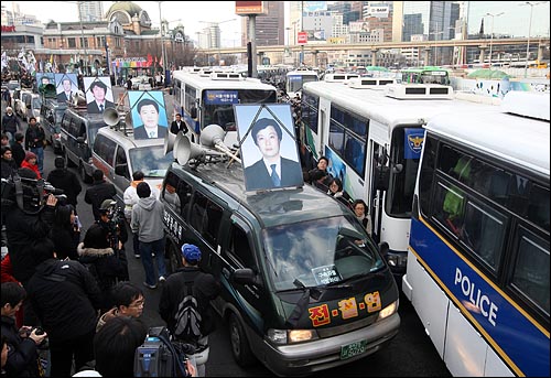 전국철거민연합, 전국노점상총연합 등 빈민단체 회원들이 31일 오후 서울역 광장에서 열린 '용산철거민 살인만행 이병박정권 퇴진, 빈민탄압중단, 민중생존권 쟁취 빈민대회'를 마친뒤 청계광장으로 행진을 시작하자 경찰들이 전경버스로 막고 있다.