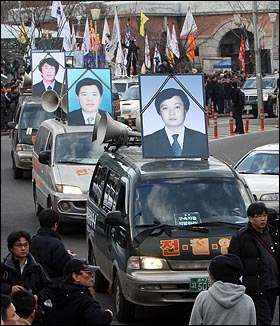 전국철거민연합, 전국노점상총연합 등 빈민단체 회원들이 31일 오후 서울역 광장에서 열린 '용산철거민 살인만행 이병박정권 퇴진, 빈민탄압중단, 민중생존권 쟁취 빈민대회'를 마친뒤 용산참사 희생자들의 영정 사진을 실은 방송차를 선두로 청계광장으로 행진을 하고 있다.