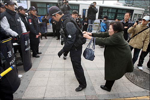 31일 오후 서울 청계광장에서 열릴 예정인 '용산 철거민 살인진압 희생자 제2차 범국민추모대회'를 경찰이 원천봉쇄한 가운데 고 이한열 열사의 어머니 배은심씨가 청계광장을 봉쇄한 경찰을 붙잡고 '경찰은 물러가라'며 항의하고 있다.