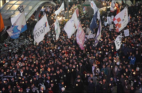 31일 저녁 서울 청계천로 한국관광공사 앞에서 열린 '용산 철거민 살인진압 희생자 제2차 범국민추모대회'를 마친 참가자들이 용산 철거민참사 진상규명과 책임자 처벌을 요구하며 을지로를 지나 명동성당으로 행진하고 있다.