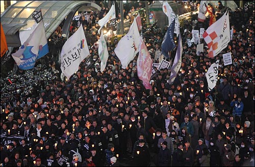  31일 저녁 서울 청계천로 한국관광공사 앞에서 열린 '용산 철거민 살인진압 희생자 제2차 범국민추모대회'를 마친 참가자들이 용산 철거민참사 진상규명과 책임자 처벌을 요구하며 을지로를 지나 명동성당으로 행진하고 있다.