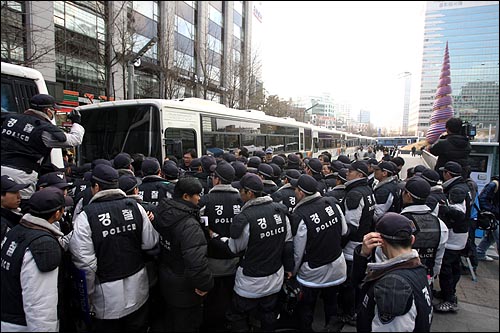 31일 오후 '용산 철거민 살인진압 규탄 제2차 범국민대회'가 열릴 예정인 서울 청계광장을 경찰이 버스로 에워싸고, 광장에 병력을 배치해서 원천봉쇄하고 있다. 경찰들이 버스 틈을 이용해서 광장으로 들어오려는 시민들을 가로막고 있다. 
