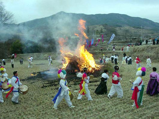 달집태우기 정월 대보름날 밤 달이 떠오를 때 나무나 짚으로 만든 달집에 불을 지르며 노는 세시풍속놀이인 달집태우기. 정월대보름을 맞아 전남도내 곳곳에서 달집태우기가 펼쳐진다.
