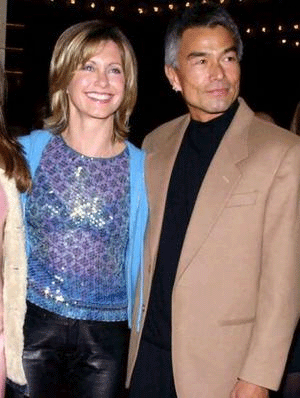 2005년에 실종된 한국계 남편 패트릭 김과 함께 한 올리비아 뉴튼 존.