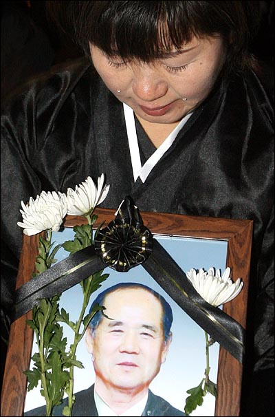 31일 저녁 '용산 철거민 살인진압 희생자 제2차 범국민추모대회'에서 고 이상림씨의 영정사진을 든 유가족이 눈물을 흘리고 있다.