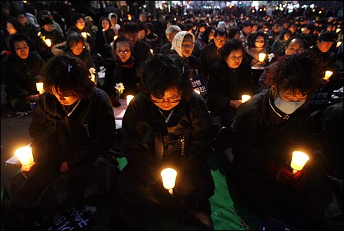 지난 1월 31일 저녁 서울 청계광장에서 열릴 예정이던  '용산 철거민 살인진압 희생자 제2차 범국민추모대회'가 경찰의 원천봉쇄로 인해 부근 한국관광공사앞에서 개최된 가운데, 유가족들과 시민들이 촛불을 들고 추모집회를 열고 있다.