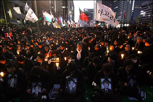'용산 철거민 살인진압 희생자 제2차 범국민추모대회'에 참석한 유가족과 시민들이 촛불을 들고 추모집회를 열고 있다.