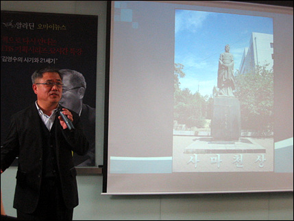 중국 섬서성 한성시에 세워진 사마천상 영상자료를 설명하는 김영수 선생. 무엇이 그에게 평생토록 사마천 연구에 매진하도록 만들었을까? 