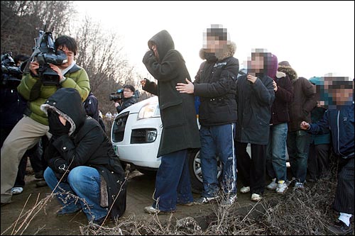 1일 오후 경기 서남부 연쇄살인범 강모씨가 경기도 화성시 비봉면 삼화리 야산에서 부녀자를 살해한 뒤 시신을 유기하는 현장검증을 실시한 가운데, 오열하던 유가족들이 강모씨가 타고 있는 경찰호송차로 몰려가고 있다.