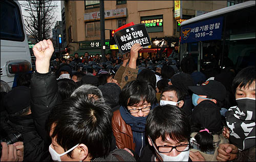 1일 '폭력살인진압 규탄 및 MB악법 저지를 위한 국민대회' 참가자들이 서울 청계광장을 전경차로 에워싸며 채증하는 경찰에게 항의하며 몸싸움을 벌이고 있다.