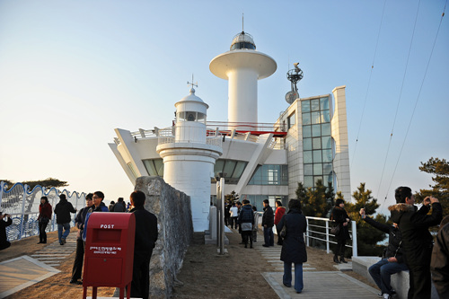 100년 동안 수행한 임무를 마감한 등대와 최첨단 등대가 나란히 바라보고 있다.