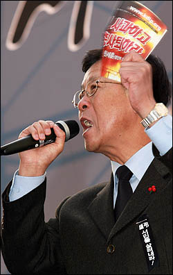 1일 서울 청계광장에서 열린 '폭력살인진압 규탄 및 MB악법 저지를 위한 국민대회'에서 민주당 원혜영 원내대표가 규탄사를 하고 있다.