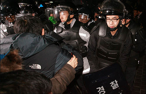 '폭력살인진압 규탄 및 MB악법 저지를 위한 국민대회' 참가자들이 1일 저녁 서울 을지로입구에서 행진을 막는 경찰에 가로막혀 충돌하고 있다.