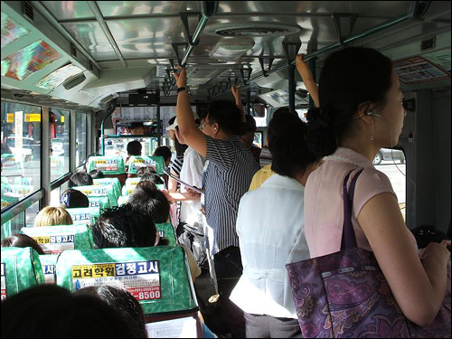 일요일 아침 07시대에 촬영한 한 지선버스노선의 승객 현황. 보통의 마을버스에서 흔히 쓰는 9m대 버스차량보다 긴 11m급 버스차량(주 : 일반 시내버스에서 흔히 쓰는 차량임)임에도 사람이 가득하다. 인천광역시 버스개선기획단 관계자는, 편도 4km 정도의 짧은 구간을 700원(성인 현금 기준)의 운임으로 운행하는 이 노선의 하루 대당 수익금(매출)이, 대한민국 버스노선 중 최대수준인 약 1백만원 전후라고 본 기자에게 확인해줬다.