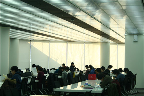 방학인데도 도서관에 많은 학생들이 찾았다. 

