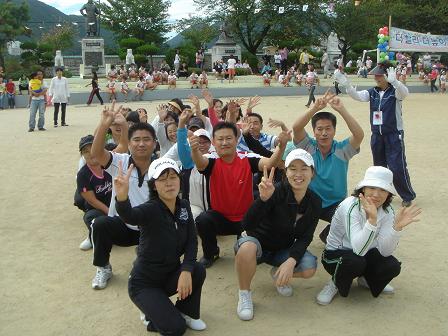 지난 해 부곡초등학교 가을 운동회에 참가한 학부모들의 즐거운 모습