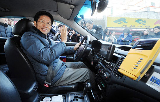 설 연휴 마지막날인 지난 1월 27일 김문수 경기도지사가 택시기사 일일체험에 나섰다