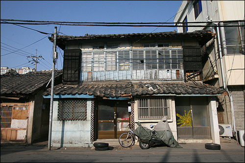 적산가옥이라는 단어가 절로 떠오르는 일본식 주택.