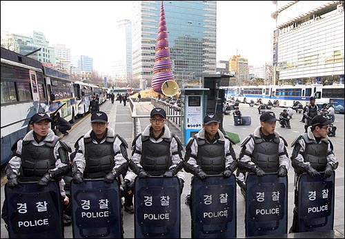 지난 3일 경찰들이 추모대회가 열릴 예정인 서울 청계광장을 원천봉쇄하고 있다.
