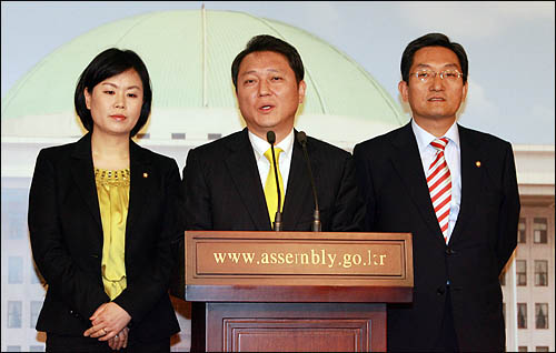 민주당 최재성 대변인이 대변인직을 물러나며 3일 국회 정론관에서 고별 브리핑을 하고 있다. 오른쪽은 노영민 신임 대변인.