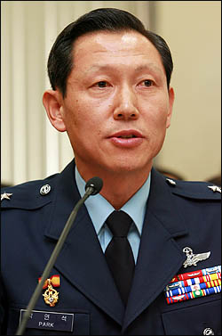 박연석 공군 15혼성비행단장이 신축 찬성 의견을 밝히고 있다. 