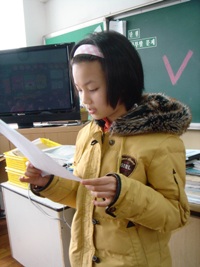 부곡초 6학년 김현정 어린이가 직접 쓴 졸업식 답사를 발표하고 있다.