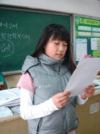 신혜진 어린이가 직접 쓴 졸업식 답사를 발표하고 있다.