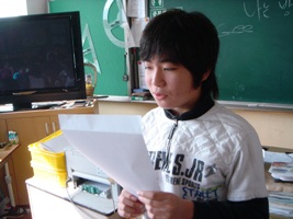 김대업 어린이가 미리 쓴 졸업식 답사를 읽고 있다. 
