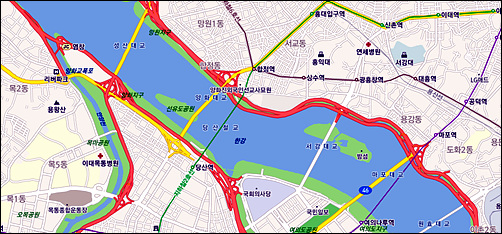 자전거를 타고 서울도심으로 가기 위해서는 한강 자전거도로와 다리를 이용하지 않을 수 없다.