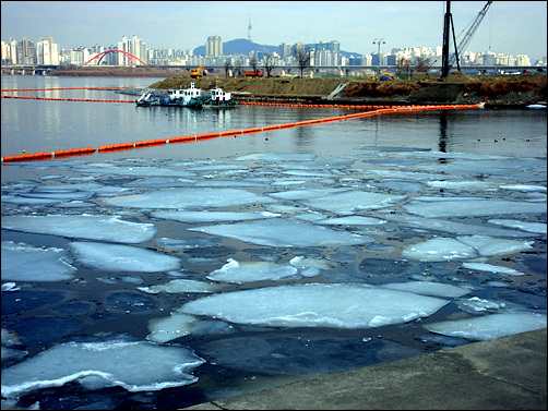 꽁꽁 얼었던 얼음조차 녹고 있다. 밤섬과 서강대교가 보인다.