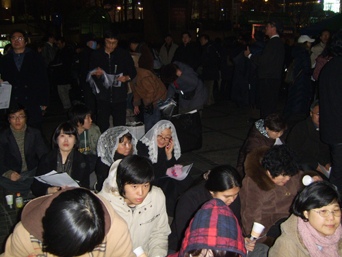 2일 저녁 7시 서울 청계천 광장에서 열린 천주교 정의구현사제단 '시국미사'에 참례하고 있는 내 가족들 모습을 카메라에 담는 일은 세상 떠난 영혼들께 죄송스러운 마음을 갖게 하면서, 뿌듯한 느낌도 가지게 한다. 