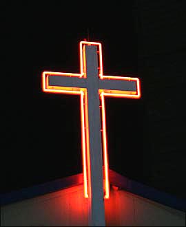 도심에 걸린 붉은 네온 십자가. 