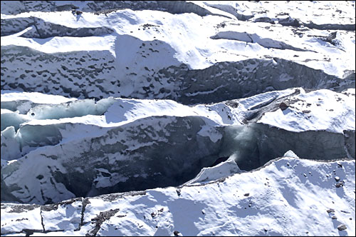매리설산 빙하에 있는 크레바스 모습