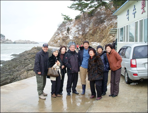  석수횟집에서 식사를 하고 나오면서 주인과 함께 찍은 기념사진. 그냥 나오려니까 허전해서 찍었습니다.  
