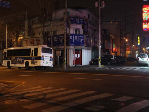 '부동버스' 성매매집결지 입구에는 경찰버스가 서 있다.