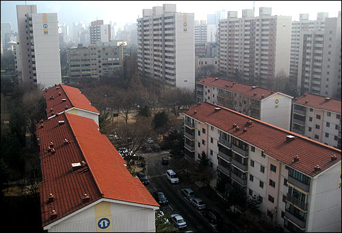 최근 몇몇 언론을 통해 부동산 가격 바닥론이 제기되고 있다. 사진은 4일 오전 촬영한 서울 노원구 상계동의 한 아파트 단지.