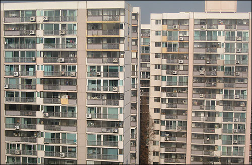 최근 몇몇 언론을 통해 부동산 가격 바닥론이 제기되고 있다. 사진은 4일 오전 촬영한 서울 노원구 상계동의 한 아파트.