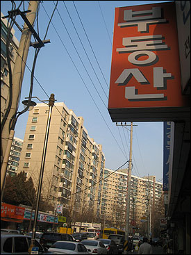 서울 한강변 아파트 가격은 서울시가 발표한 초고층 아파트 단지 건설계획에 영향을 받고 있다. 사진은 지난 3일 오후 서울 압구정동 현대아파트 단지의 모습.