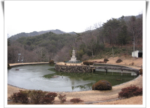 연못 안에 있는 3층 석탑은 태안사만의 특징인 듯.