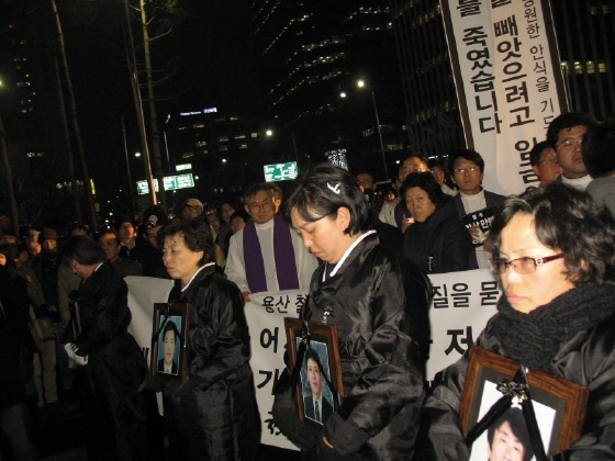 2월2일, 정의구현사제단의 시국미사가 끝난 후 명동성당으로 향하는 유족들과 사제단