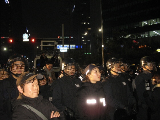 2월2일, 롯테앞 네거리에 배치된 전투경찰들.