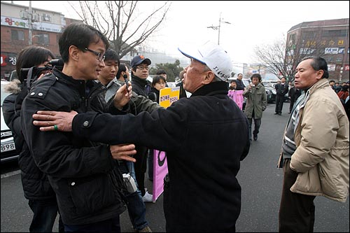 행사장 봉쇄에 항의하는 '경인운하백지화 수도권공대위' 회원의 발언을 찬성측 인사들이 방해를 하고 있다.