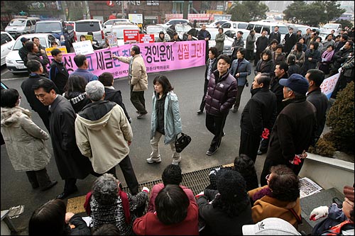 경인운하 찬성측 인사들에 의해 '경인운하 설명회' 입장이 어려워진 환경단체 회원들이 현수막을 펼쳐들고 항의하고 있다.