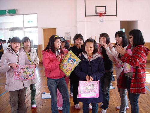 6학년 김현정 어린이가 골든벨을 우리고 친구들로부터 축하를 받고 있다.